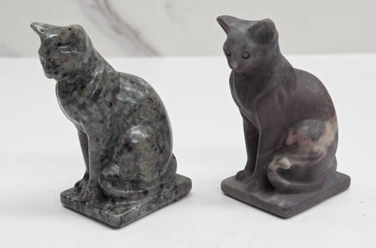 Cat/kitty carving - sitting proper (L)