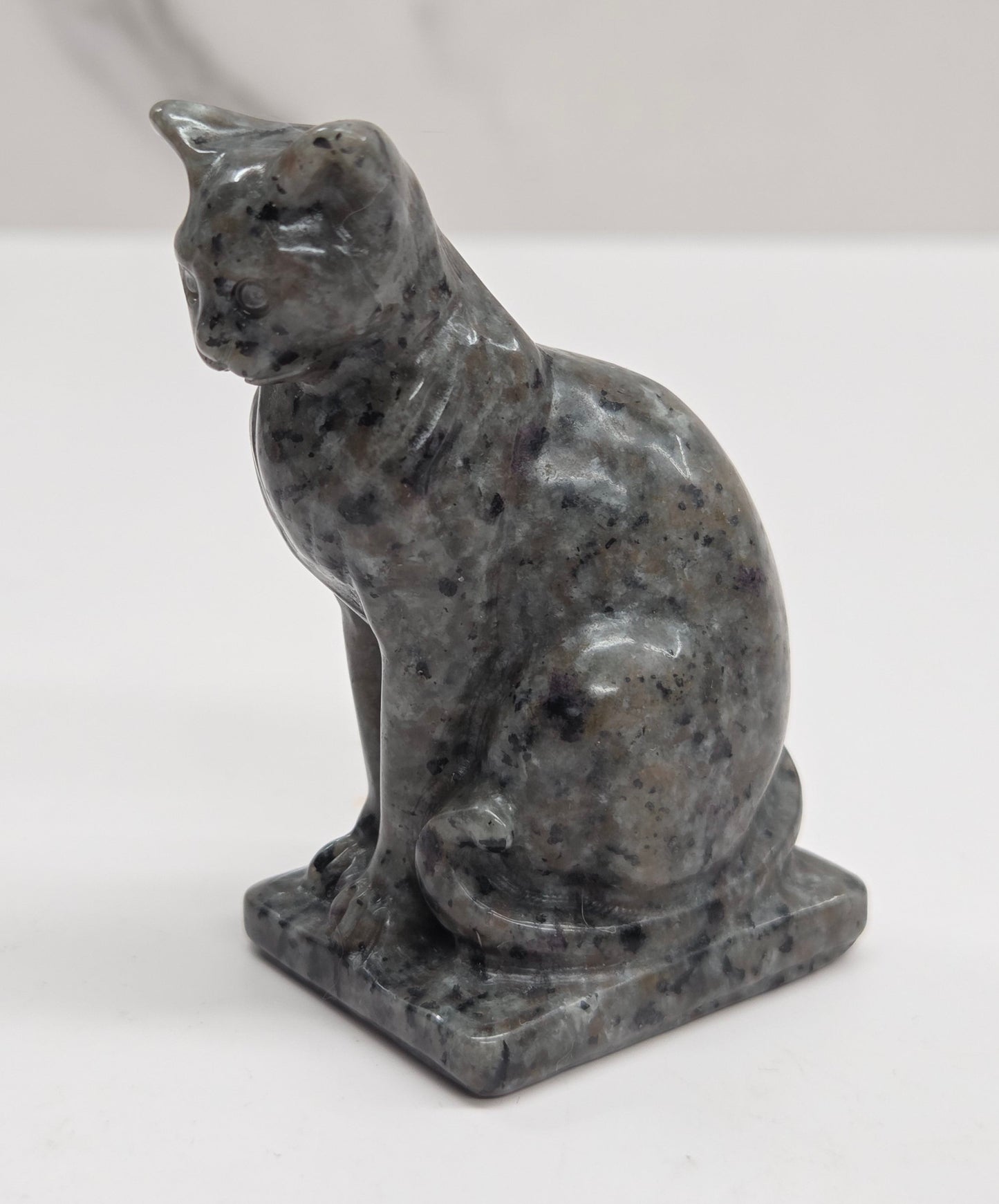 Cat/kitty carving - sitting proper (L)