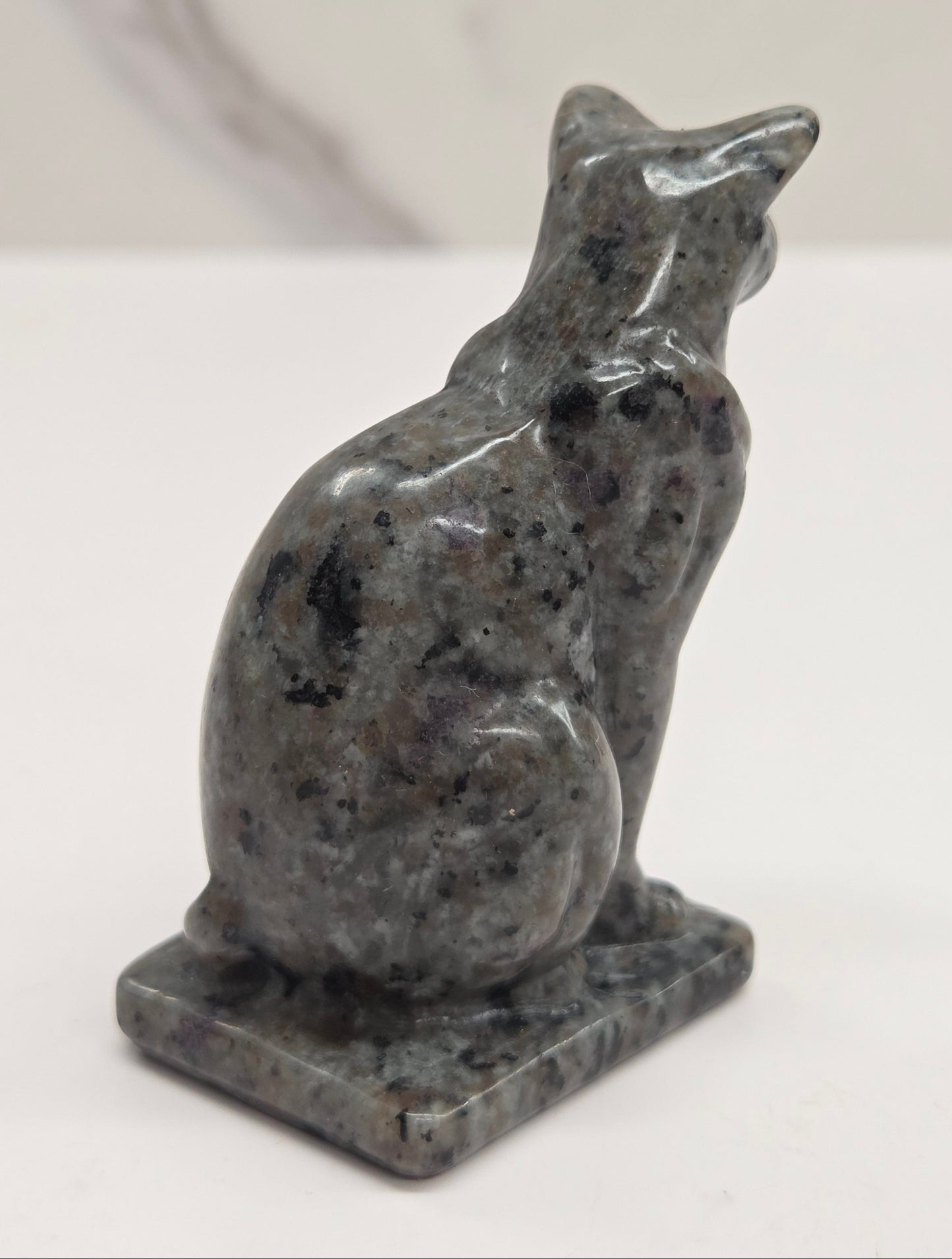 Cat/kitty carving - sitting proper (L)