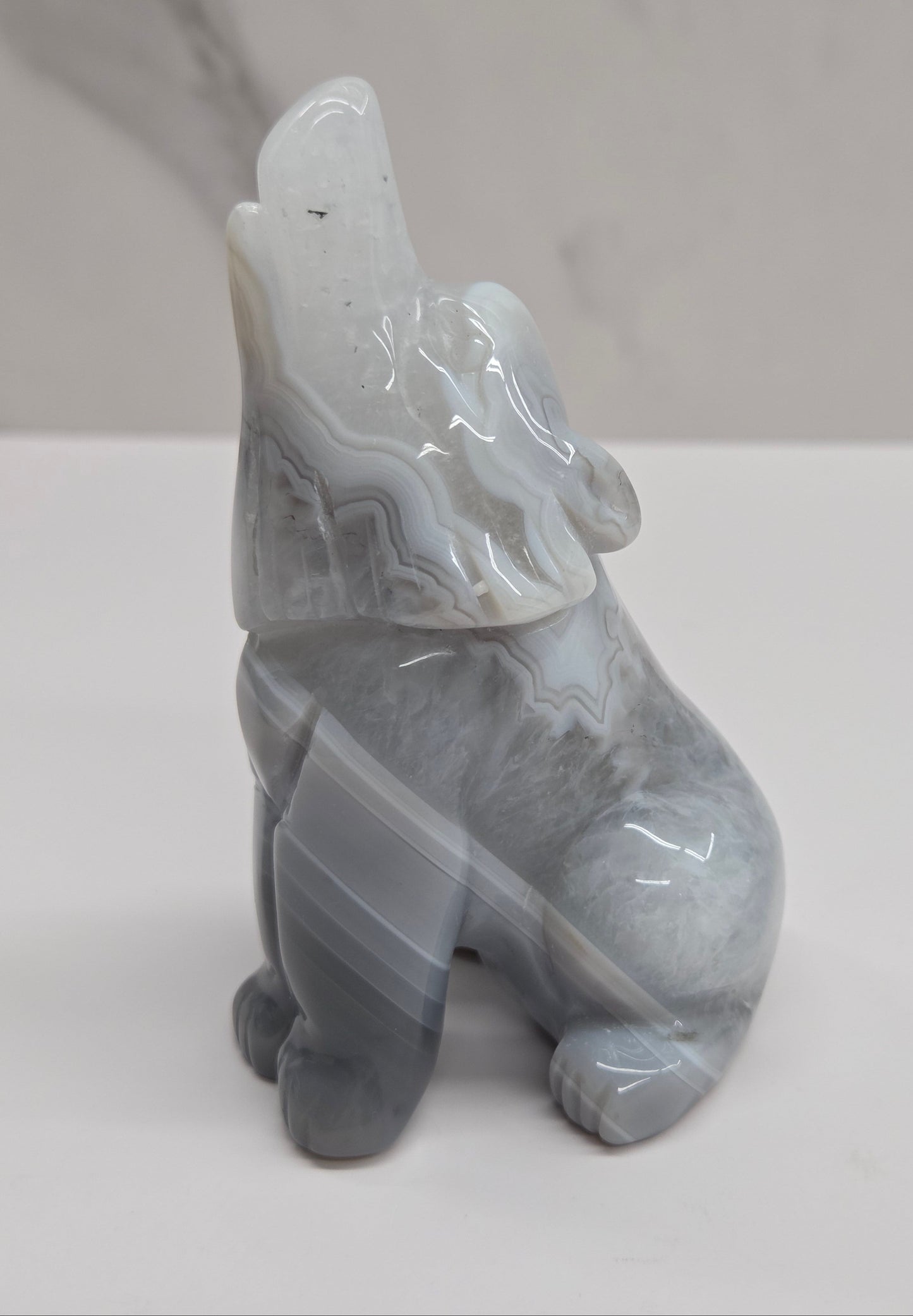 Wolf carving (L) - Agate