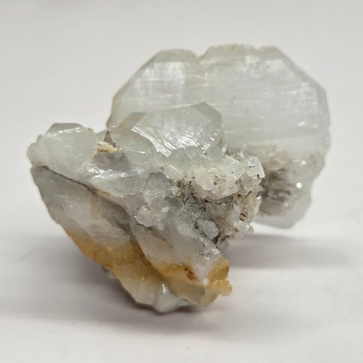 A clear quartz crystal with a white thread-like line running through it, showcasing the properties of Faden Quartz.