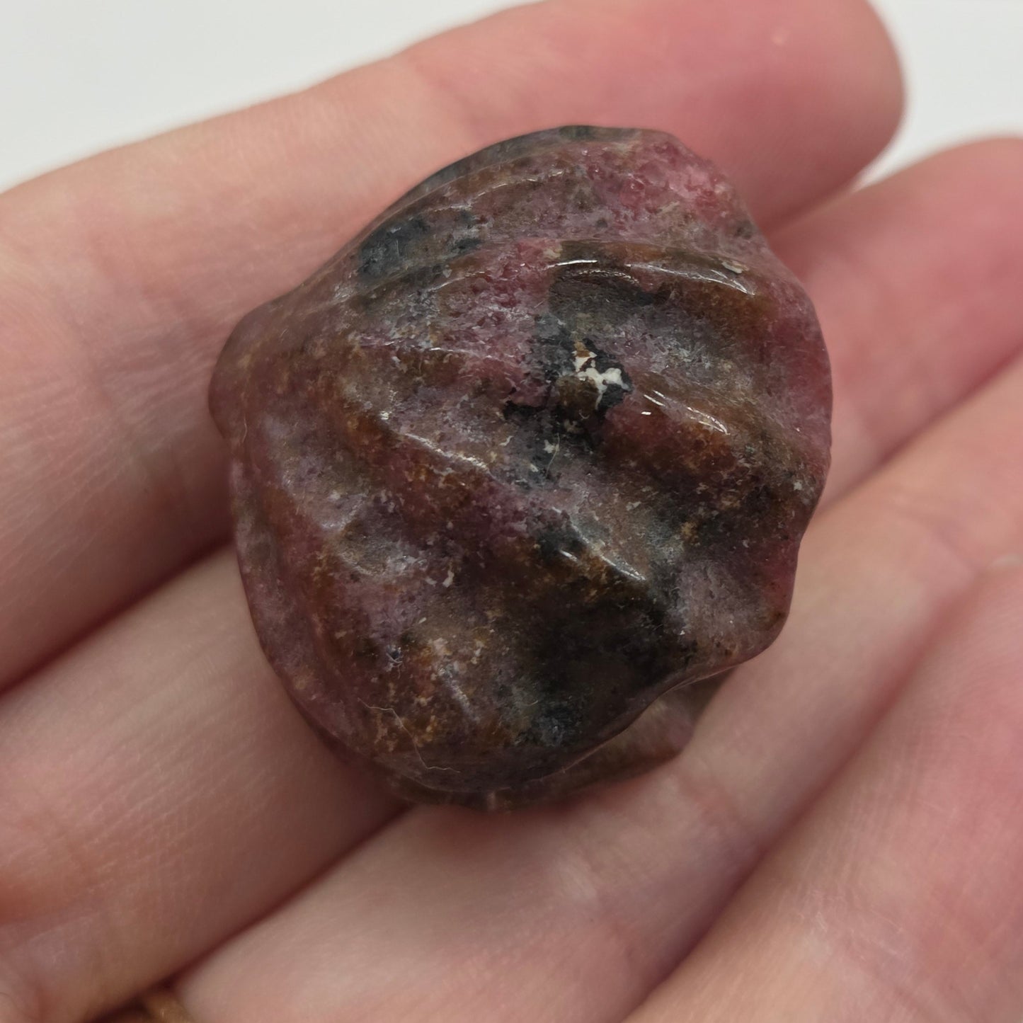 Rhodonite crystal clam carving with pink & black