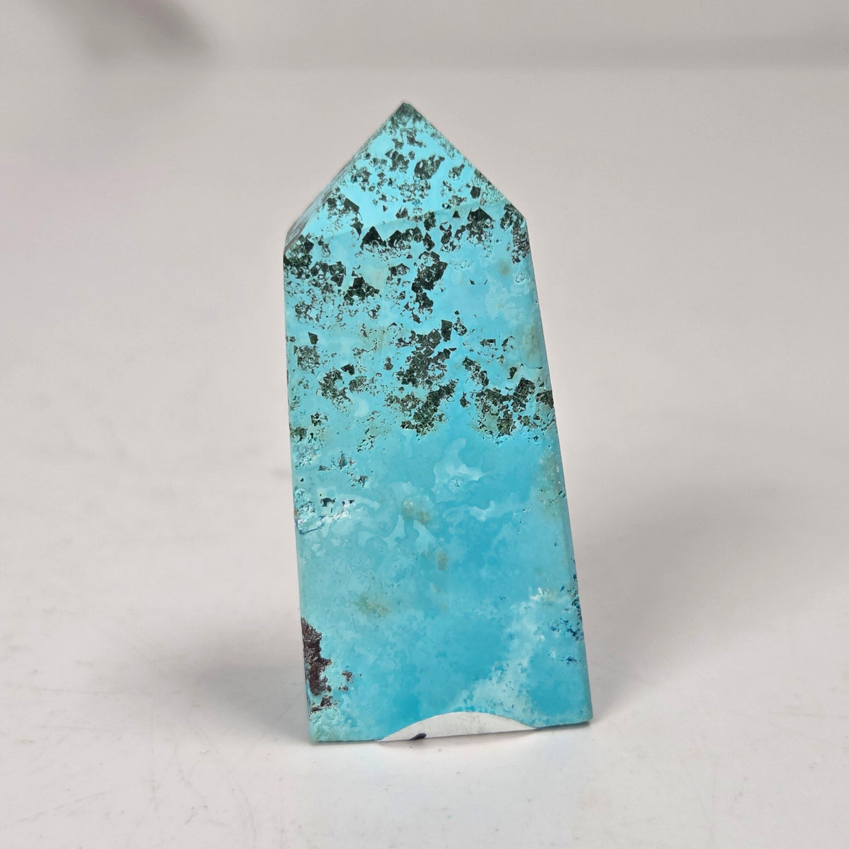 Light blue crystal point on a grey background