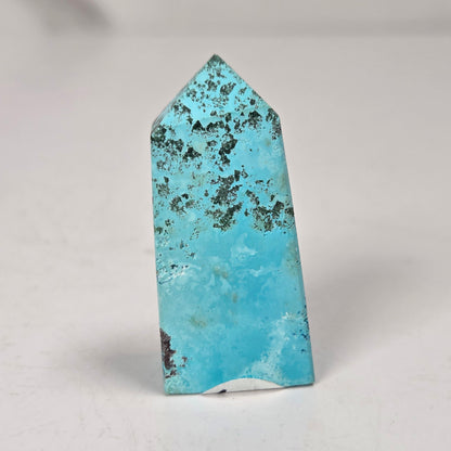 Light blue crystal point on a grey background